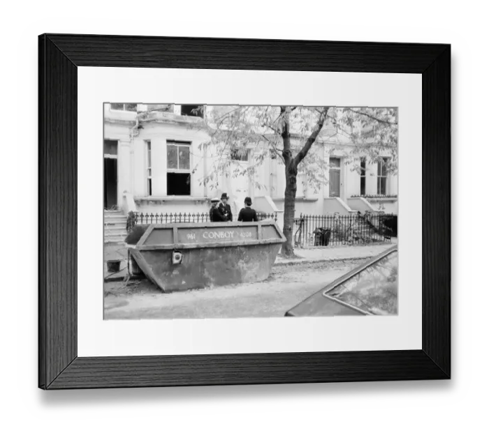 Framed Print : Scene outside flat in Abingdon Road, Kensington, London where Koo Stark, Actress
