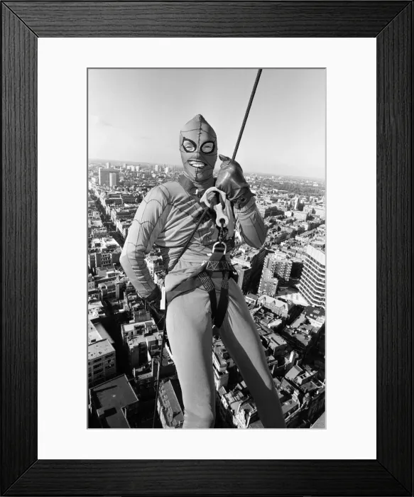 Framed Print : Richard Branson dressed as spiderman leaves the top of Centre Point. 2nd November 1985