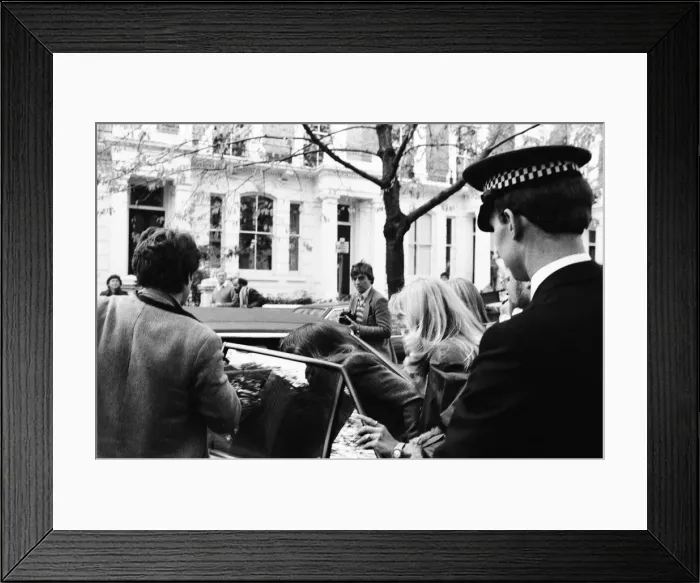 Framed Print : Koo Stark, Actress, leaves flat where she has recently been staying Framed Print : Koo Stark, Actress, leaves flat where she has recently been staying