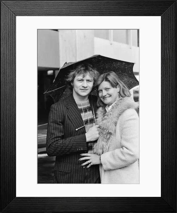 Framed Print : Alex Higgins. Snooker player. Alex is pictured here in December 1975 with an Framed Print : Alex Higgins. Snooker player. Alex is pictured here in December 1975 with an
