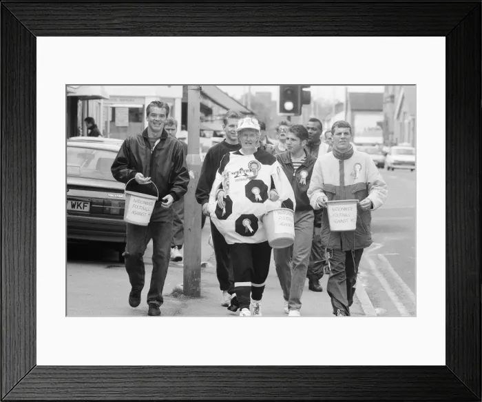 Framed Print : Reading Football Club Players Charity Walk, Nationwide Football Against MS, Oxford Road