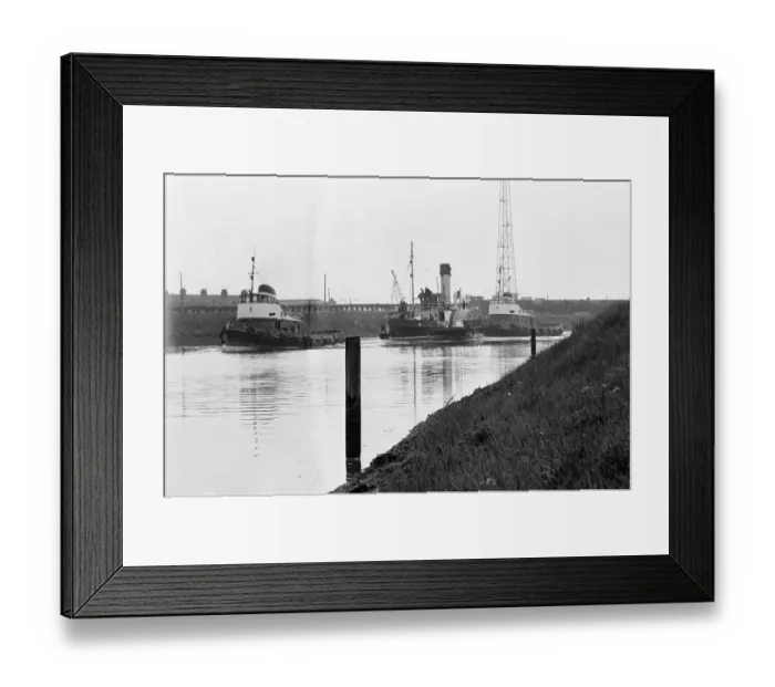Framed Print : PS John H Amos, paddlewheel tugboat, built in Scotland in 1931, pictured going down river