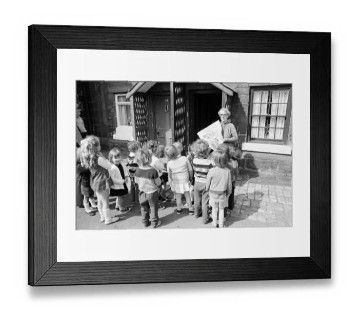 Framed Print : Oldest resident of Skinningrove village in North Yorkshire, England