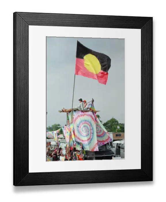 Framed Print : Glastonbury Festival, Worthy Farm, Picton, Somerset. A couple enjoy looking