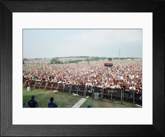 Framed Print : Glastonbury Festival, Worthy Farm, Picton, Somerset. Huge crowds pictured