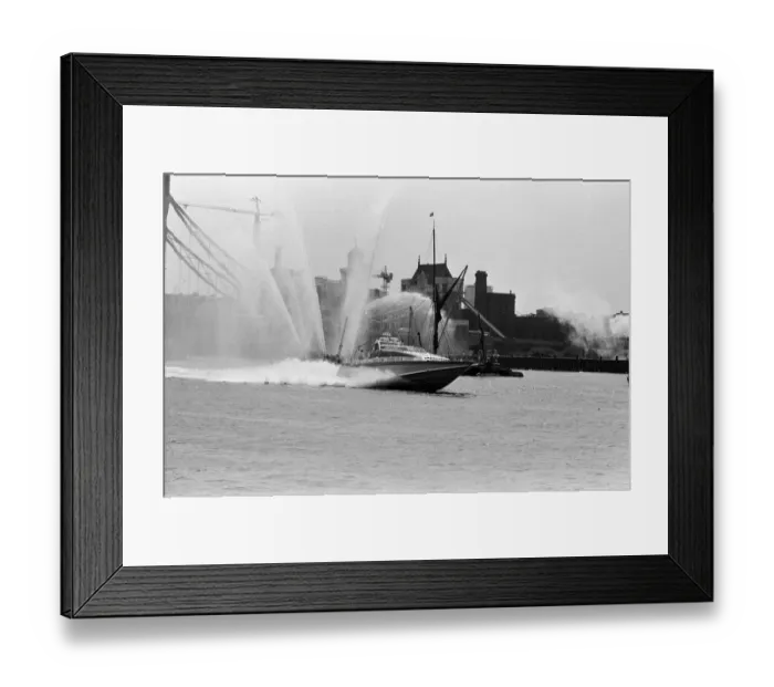 Framed Print : Record-breaking ocean racer Richard Branson powers his Framed Print : Record-breaking ocean racer Richard Branson powers his