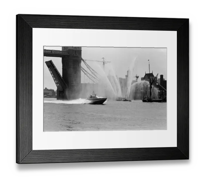 Framed Print : Record-breaking ocean racer Richard Branson powers his Framed Print : Record-breaking ocean racer Richard Branson powers his