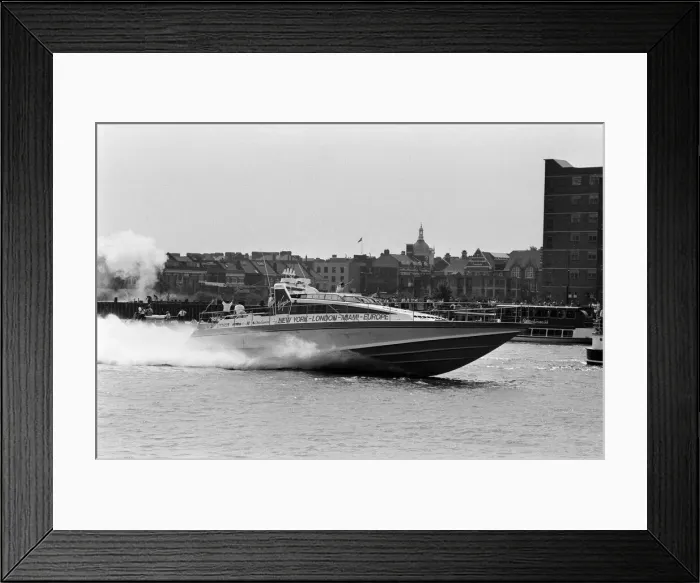 Framed Print : Record-breaking ocean racer Richard Branson powers his Framed Print : Record-breaking ocean racer Richard Branson powers his