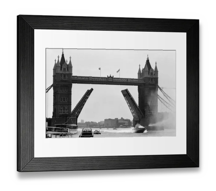 Framed Print : Record-breaking ocean racer Richard Branson powers his