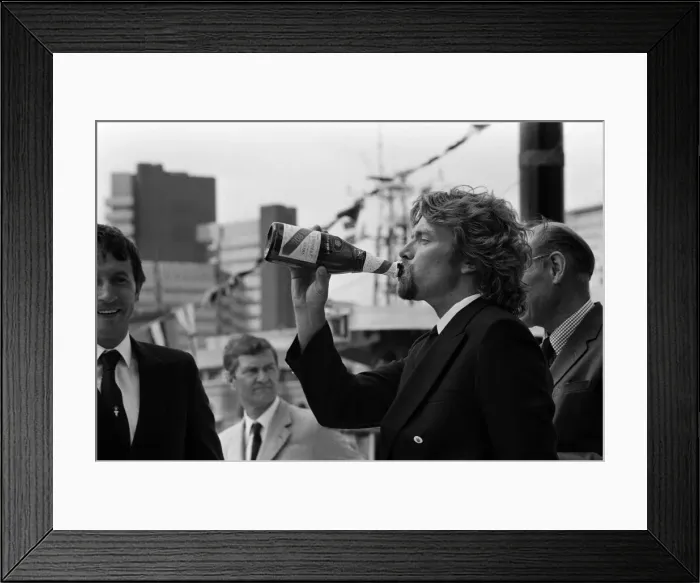 Framed Print : Record-breaking ocean racer Richard Branson powers his 1 Framed Print : Record-breaking ocean racer Richard Branson powers his 1