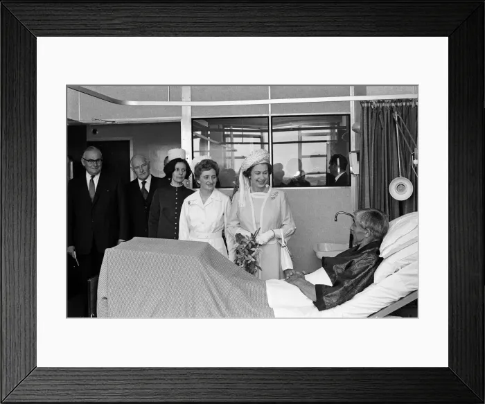 Framed Print : Queen Elizabeth II visits Walsgrave Hospital, Coventry. 30th June 1970 Framed Print : Queen Elizabeth II visits Walsgrave Hospital, Coventry. 30th June 1970