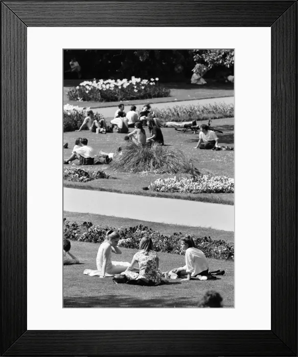 Framed Print : Hot Weather Pictures, Reading, Thursday 14th May 1992 Framed Print : Hot Weather Pictures, Reading, Thursday 14th May 1992