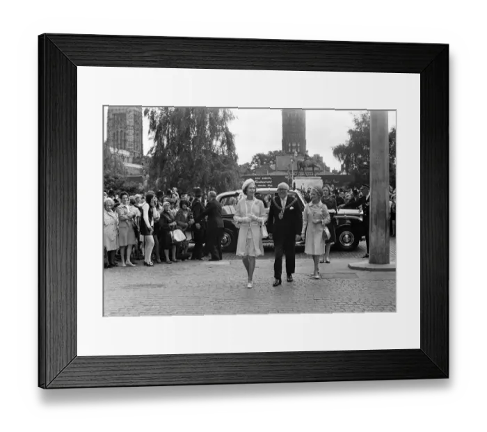 Framed Print : Queen Elizabeth II visits the Precinct, Coventry, with the Lord Mayor and Mayoress
