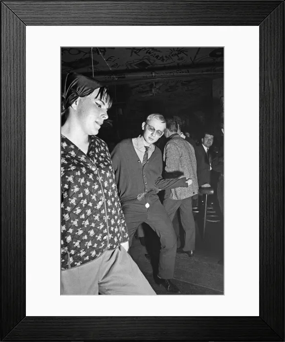 Framed Print : Berliners enjoying a night out at the Old Eden Saloon off of Damaschke Strasse, Berlin Framed Print : Berliners enjoying a night out at the Old Eden Saloon off of Damaschke Strasse, Berlin