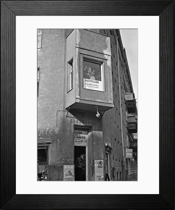 Framed Print : West Berliners on Bernauer Strasse, use the upper windows of the Ausstellung as a vantage Framed Print : West Berliners on Bernauer Strasse, use the upper windows of the Ausstellung as a vantage