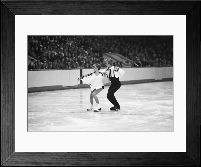 Framed Print : Jayne Torvill and Christopher Dean ice skating in Nottingham. 20th November 1983 Framed Print : Jayne Torvill and Christopher Dean ice skating in Nottingham. 20th November 1983
