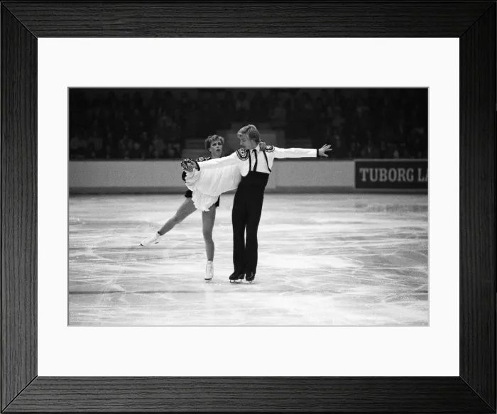 Framed Print : Jayne Torvill and Christopher Dean ice skating in Nottingham. 20th November 1983 Framed Print : Jayne Torvill and Christopher Dean ice skating in Nottingham. 20th November 1983