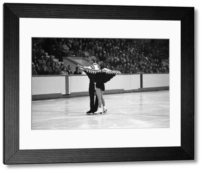Framed Print : Jayne Torvill and Christopher Dean ice skating in Nottingham. 20th November 1983