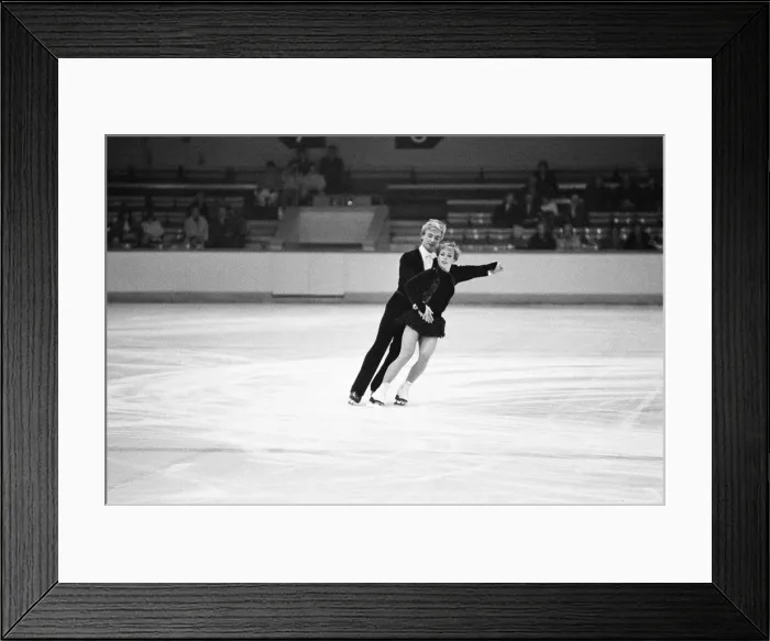 Framed Print : Jayne Torvill and Christopher Dean ice skating in Nottingham. 20th November 1983 Framed Print : Jayne Torvill and Christopher Dean ice skating in Nottingham. 20th November 1983