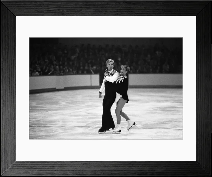 Framed Print : Jayne Torvill and Christopher Dean ice skating in Nottingham. 20th November 1983 Framed Print : Jayne Torvill and Christopher Dean ice skating in Nottingham. 20th November 1983