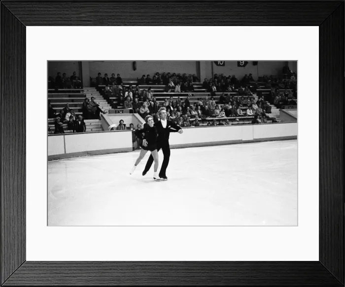 Framed Print : Jayne Torvill and Christopher Dean ice skating in Nottingham. 20th November 1983
