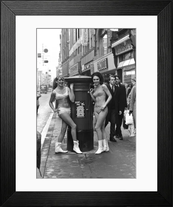 Framed Print : Fashion shoot in Oxford Street. Picture shows blonde Carole Kirkley