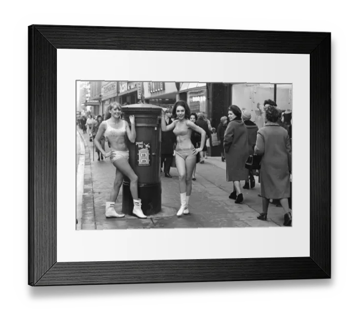 Framed Print : Fashion shoot in Oxford Street. Picture shows blonde Carole Kirkley