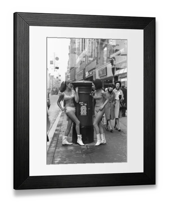 Framed Print : Fashion shoot in Oxford Street. Picture shows blonde Carole Kirkley Framed Print : Fashion shoot in Oxford Street. Picture shows blonde Carole Kirkley