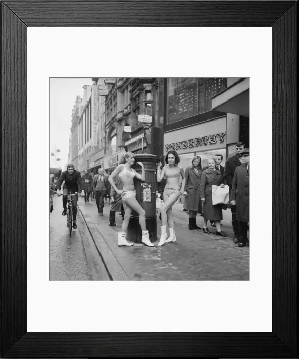 Framed Print : Fashion shoot in Oxford Street. Picture shows blonde Carole Kirkley