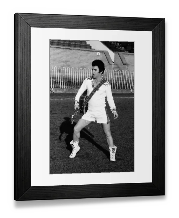 Framed Print : Freddie Starr, Comedian, at Wimbledon Football Club, to do some filming for his TV show