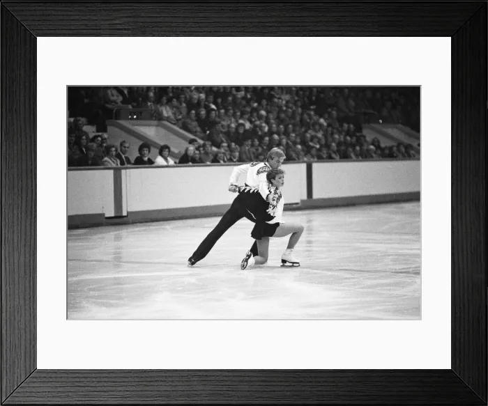 Framed Print : Jayne Torvill and Christopher Dean ice skating in Nottingham. 20th November 1983 Framed Print : Jayne Torvill and Christopher Dean ice skating in Nottingham. 20th November 1983