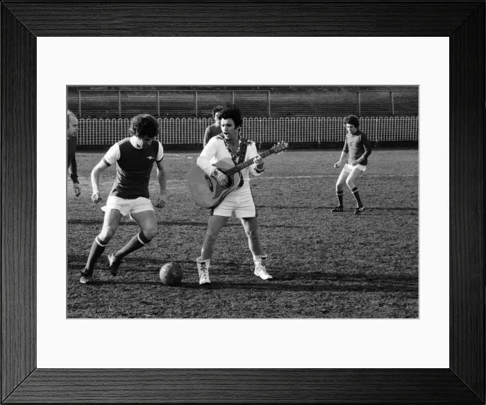 Framed Print : Freddie Starr, Comedian, at Wimbledon Football Club, to do some filming for his TV show