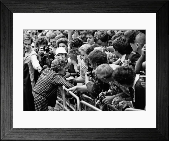 Framed Print : Prime Minister, Margaret Thatcher shakes hands with well wishers as she returns to No Framed Print : Prime Minister, Margaret Thatcher shakes hands with well wishers as she returns to No