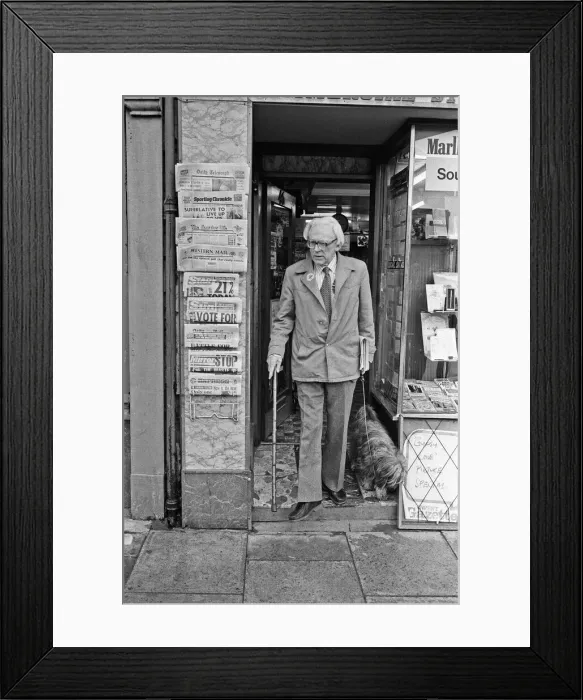 Framed Print : Labour Party Leader Michael Foot walks his dog Dizzie in Tredegar, Gwent