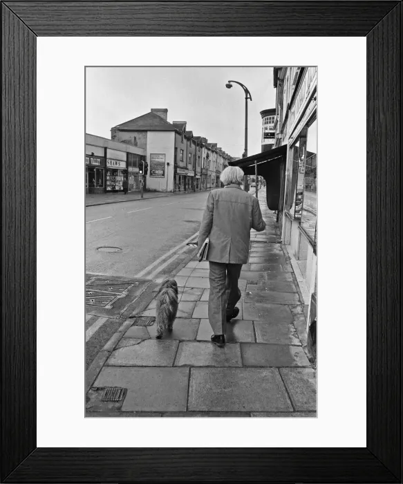 Framed Print : Labour Party Leader Michael Foot walks his dog Dizzie in Tredegar, Gwent