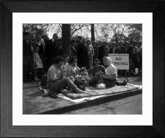 Framed Print : Women having a meal on a mattress in The Mall, waiting for the Royal wedding Framed Print : Women having a meal on a mattress in The Mall, waiting for the Royal wedding