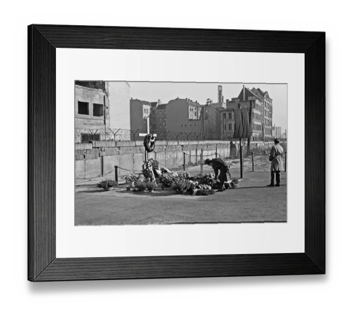 Framed Print : Memorial for escapee Peter Fechter, at Zimmerstraze, Berlin, close to Checkpoint Charlie