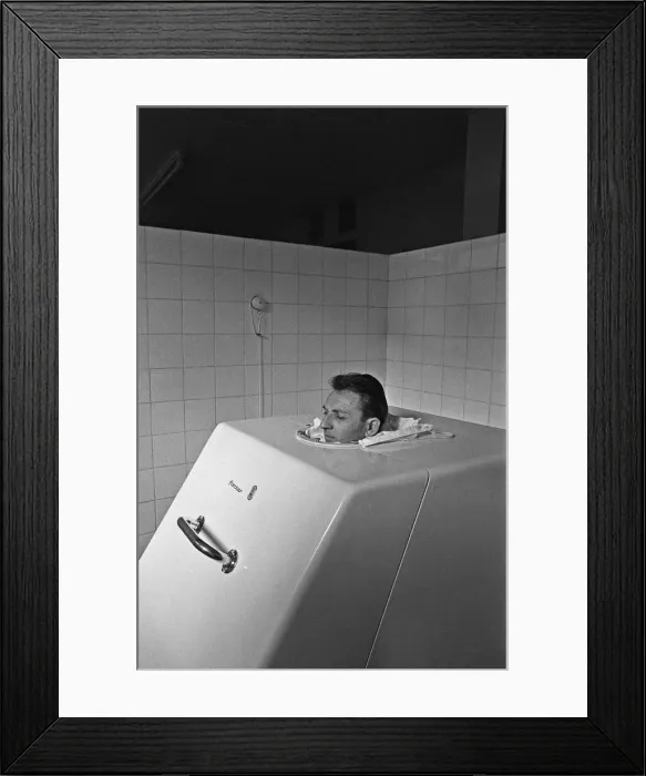 Framed Print : A visitor to the Health Spa on the banks of the Greater Wannsee, Berlin Framed Print : A visitor to the Health Spa on the banks of the Greater Wannsee, Berlin