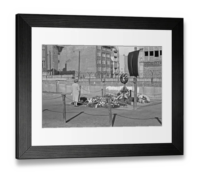 Framed Print : Memorial for escapee Peter Fechter, at Zimmerstrae, Berlin, close to Checkpoint Charlie
