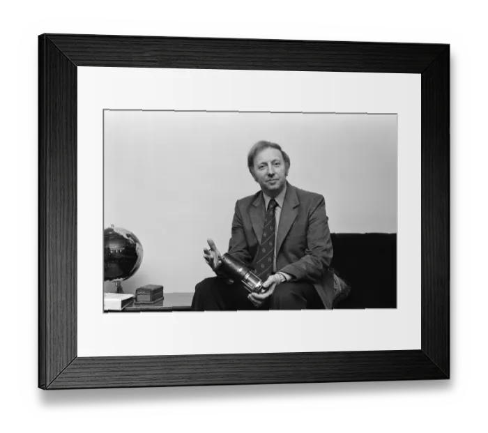 Framed Print : Arthur Scargill at home near Barnsley, Yorkshire. Arthur holds one of his treasured