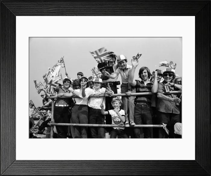 Framed Print : The carrier HMS Invincible sailed home from the Falklands to a tumultuous welcome