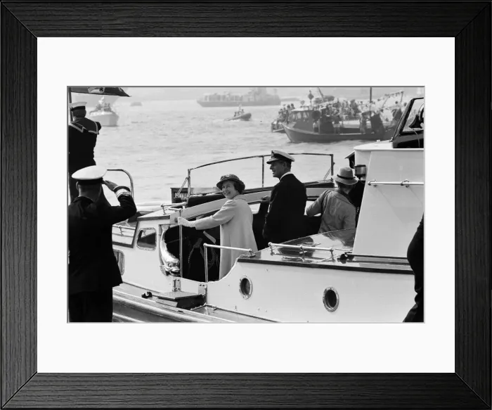 Framed Print : The carrier HMS Invincible sailed home from the Falklands to a tumultuous welcome
