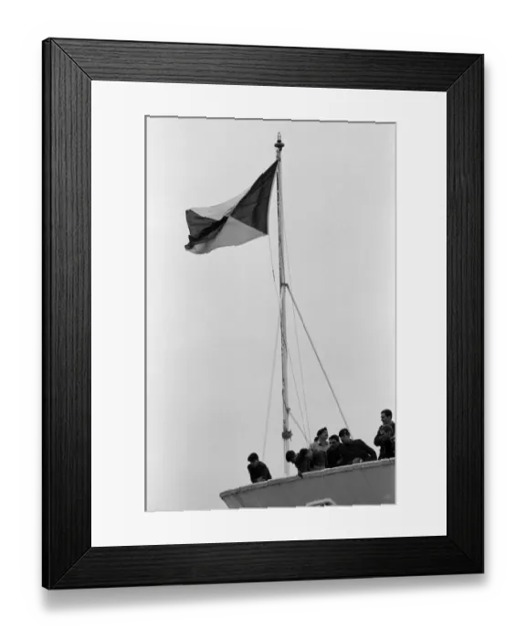 Framed Print : Britains luxury cruise liner Canberra sets sail from Southampton with its cargo of