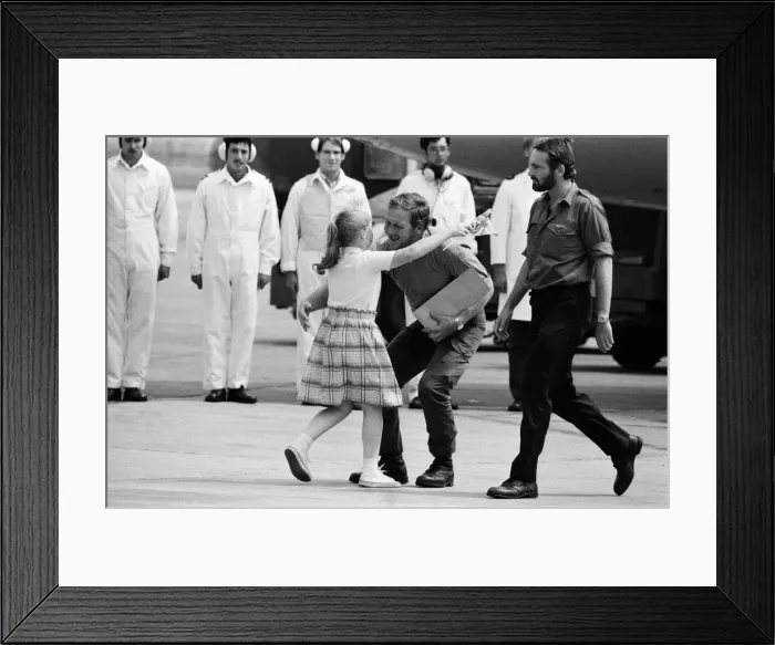 Framed Print : Emotional scenes at Brize Norton as the survivors of the container ship Atlantic Conveyor