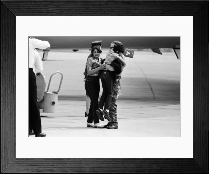 Framed Print : Emotional scenes at Brize Norton as the survivors of the container ship Atlantic Conveyor