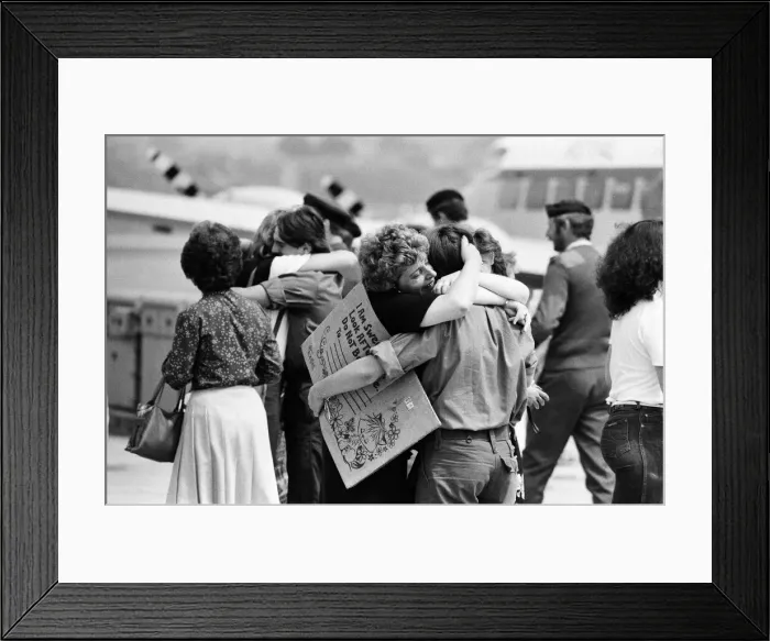 Framed Print : Emotional scenes at Brize Norton as the survivors of the container ship Atlantic Conveyor