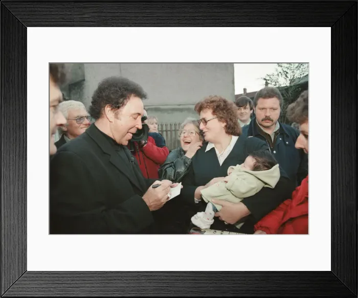 Framed Print : Tom Jones, (singer from Wales) arrives in Pontypridd, Glamorgan, South Wales Framed Print : Tom Jones, (singer from Wales) arrives in Pontypridd, Glamorgan, South Wales