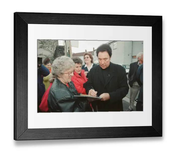 Framed Print : Tom Jones, (singer from Wales) arrives in Pontypridd, Glamorgan, South Wales