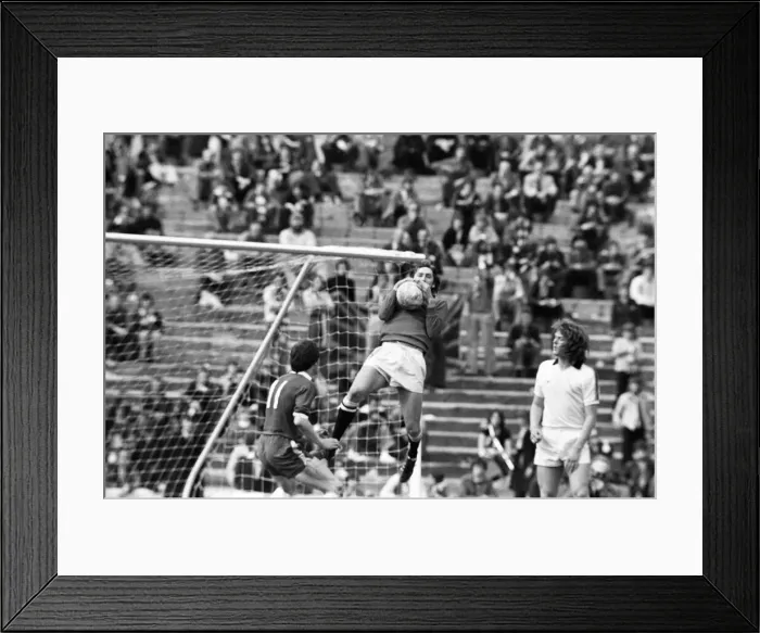 Framed Print : Chelsea 4 -0 Hull City, Division League two match held at Stamford Bridge. 14th May 1977 Framed Print : Chelsea 4 -0 Hull City, Division League two match held at Stamford Bridge. 14th May 1977