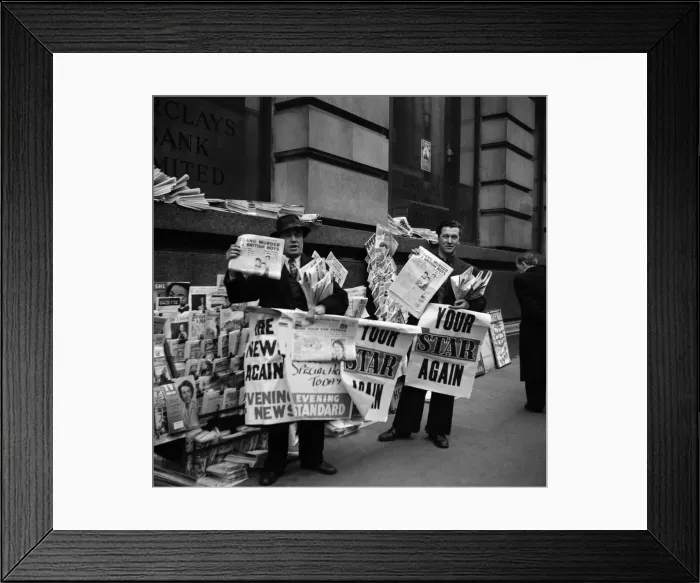 Framed Print : For nearly four weeks these Fleet Street news vendors have been without papers to sell Framed Print : For nearly four weeks these Fleet Street news vendors have been without papers to sell